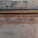 ...che sorreggono una trabeazione composta da un architrave tripartito in cui si alternano triglifi e motivi floreali